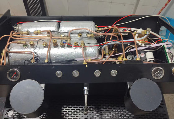 Commerciële semi-automatische espressomaker met drievoudige ketels en programmeerbare functie